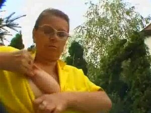 Włochata Babcia Masturbuje Się W Ogrodzie