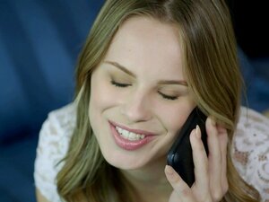 ТУШИ Врућа свежа манекенка Џилијан Џенсон јебе се у дупе!, Када се Џилијан појави на аудицији, зна да мора да се потруди да добије улогу из снова. Постоји само једна ствар која ће је одвести тамо где жели да буде, а то је да пусти режисере да је јебу