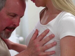 Gorąca, śliczna Dziwka Anna Riv Kusi Starego Dziadka Michaela. Gorąca, ślicznotka Dziwka Anna Riv Kusi Starego Dziadka Michaela, By Zdradził Jego żonę. Po Prostu Rozkłada Dla Niego Swoją świeżą, śliczną Cipkę I Pozwala Mu Ją Rżnąć Aż Do Orgazmu