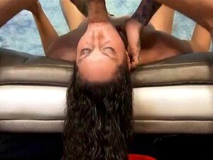 Brunetka Victoria Monet Dostaje Twarz Rozbitą Przez Kutasa. Brunetka Victoria Monet Dostaje Twarz Rozwaloną Przez Dwóch Kolesi W Trójkącie
