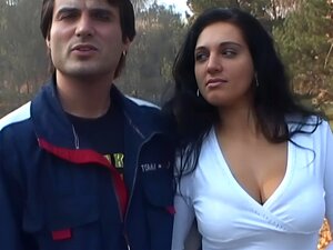 Прсата лепотица са огледалом развлачи пичку и задиркује Велике Сисе током ове врло перверзне и еротске соло сесије