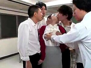 Busige, Behaarte Japanische Babe Im Gruppensex