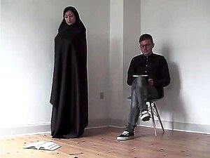 Λεπτή γκόμενα γδύνεται