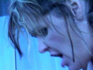 Перверзне лезбејке у секси опреми јебу се на каучу са играчком