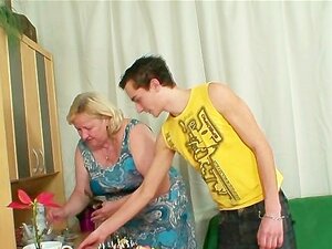 Glücklicher Bursche Wird Von Molliger Mami Verführt Glücklicher Bursche Wird Von Molliger Mami Verführt