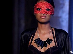 Noelle Monique In Whip Queen - PlayboyPlus. Cybergirl Van De Maand Noelle Monique Komt In Contact Met Haar Kinky Kant In Deze Video Van Producer Holly Randall. In Doorschijnende Zwarte Lingerie En Hakken Speelt Noelle Met Een Leren Zweep En Masker. “Ik St