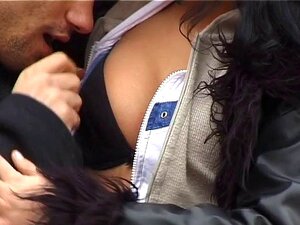 Brunette Babe Geneukt Op Straat En Zuigt Grote Lul
