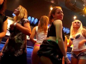 Kåta Klubbgubbar Knullar Gigantiska Kukar Offentligt. Pornstar-klubbgäster Får Fittor Slickade Och Bankade Offentligt