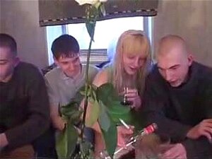 Heiße Mama Hat Freude Mit Den Verbündeten Ihres Stiefsohns!,