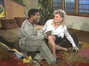 Ervaar De Hartstocht En Verlangens Van Suzy Cue En Haar Verleidelijke Metgezellen In Deze Onvergetelijke Video. Laat Je Meeslepen In De Verboden Geneugten Van De Liefde En Verkennen De Diepten Van Je Fantasieën. Volledige Clip Nu Beschikbaar!