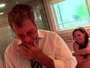 Stari Tip Zavodi Vruću Curu U Kadi