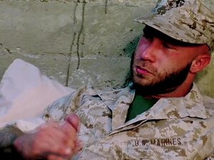 Buff Schwule Soldaten Sperma, Buff Schwule Gut Bestückte Tätowierte Soldaten Ficken Wichs Und Sperma