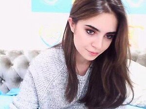 Pogledajte Ovu Zapanjujuću Brinetu Kako Zadovoljava Sebe Uživo U Solo Izvedbi Na Web Kameri. Voli Pokazati šta Zna I Ostaviti će Vas Kumujući Za Još.