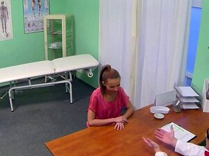 Brunette Kont Gelikt En Geneukt Door Dokter In Zijn Kantoor. Hete Brunette Patiënte Kwam Naar De Dokter Omdat Ze Duizeligheden Heeft En Hij Haar Regelmatig Controleert, Dan Likt En Neukt Hij Haar Kont Op De Onderzoekstafel In Het Kantoor In Het Nepziekenh