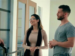Rondborstig Cutie Tentant Lucht Klap En Bang Met De Eigenaar