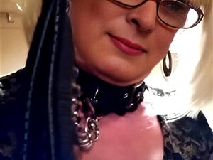 Sissy Jo Pali, Czekając Na Mistrza, Który Weźmie Ją Na Spacery