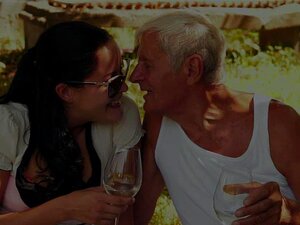 Süße Süße Hat Ein Perverses Picknick Mit Einem Opa