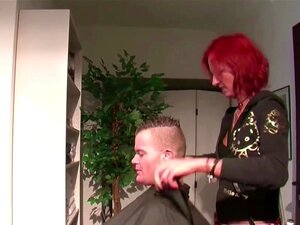 Jonge Azubi Kapster Neukt Klanten Voor Extra Geld