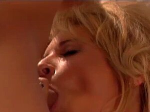 Апсолутно прелепа плавуша MILF пуши. Апсолутно лепа плавуша