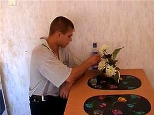 Γλυκιά ζουμερή μαμά με πεσμένα τεράστια βυζιά και τύπο,