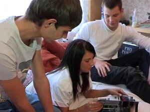 Freundinnen Beim Hardcore-Bohren. Zu Sehen, Wie Freundin Von Hinten Gefickt Wird, Macht Den Hengst Geil