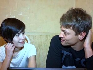 Gledaj Ovu Brinetu Strankinju Kako Jebe Ovu Nestašnu Curu