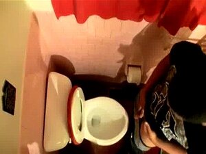 Nadzy Faceci To Pokój Z Sikającymi Kutasami