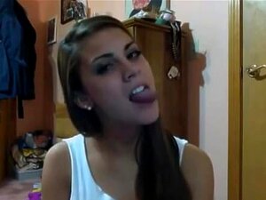 Аматерска врућа слаткица бринета плеше језиком,