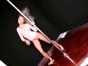 Pole-Tänzerin masturbiert nach der Show