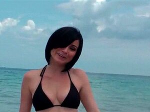 Adembenemende Brunette Schatje In Bikini Plaagt Op Het Strand. Prachtige Brunette Schat In Bikini Plagerij Op Het Strand