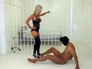 Blondi Valtiatar Alusvaatteissa Pallien Murskaus,