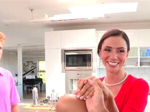 Mom Ariella Ferrera Seduces Cuties