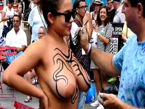 Amateur Greift Nach Großen Titten Und Neckt Sie