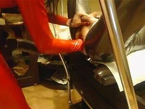 Erlebe Den Ultimativen Nervenkitzel, Wenn Sie Sich Mit Ihrem Lieblingsspielzeug In Wildem Analsex Verliert. Schnapp Dir Diese Kurvige Amateurin, Die Verführerisches Latex Vor Der Webcam Trägt!