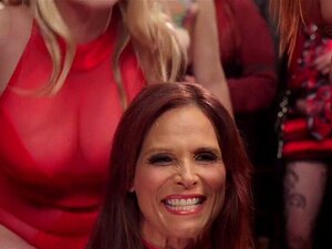 Orgie Knulling Og Vibrering På Fest. Storpuppet Brunette Slave Holder To Vibratorer På Klittene Til Tau Bondage Slaver Mens Store Kuk Gutta Knuller Dem Mens Firkantsex Er På Annen Sofa