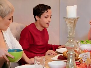 Laat Je Verleiden Door De Sensuele Milf Ryan Keely Tijdens Haar Thanksgiving-festijn. Proef Haar Onweerstaanbare Blowjobkunsten In Deze Verpletterende Performance!