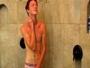 Twink Seks Hij Fondles Zijn Slanke En Soepel Geschoren Lichaam Naar Beneden Voor