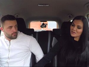 Cycatka Brunetka Dziwka Z Fałszywymi Cyckami Dostaje Porządne Jebanie O Prawo Jazdy. Brunetka Z Wielkimi Cyckami Ma Przystrzyżoną Cipkę, Której Używa, By Dostać Prawo Jazdy, Bo Jest Złą Kierowczynią, Ale Bardzo Dobrą Jeźdźczynią Na Kutasie