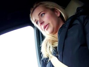 Himokas Ja Viehättävä Nikki Ratsastaa Jätkällä. Himokas Ja Viehättävä Nikki Dream Ratsastaa Jätkän Isolla Kyrvällä Takapenkillä