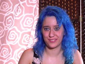 Niebieskowłosa Niewolnica Biczowana Publicznie. Niebieskowłosa Laska Susy Blue Biczowana Publicznie, Podczas Gdy Trzy Laski Oglądające To W Jakimś Zatłoczonym Barze Były Jebane Aż Do Wytrysku Na Twarz, Podczas Gdy Jej Pani Ją Trzymała