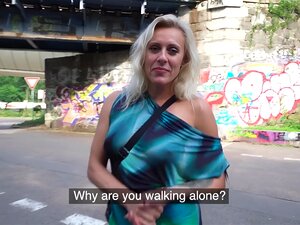 FAKEHUB-leeftijd Dame Picked Omhoog En Geboord In Publiek Outdoor 4 Geld