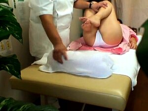 Petite Oosterse Babe Wordt Gedomineerd Door Twee Gemaskerde Kerels