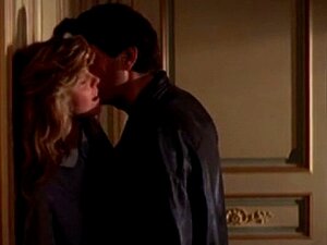 Грета Скачи гола - Човек у љубави - 1987. Грета Скечи у овом клипу је виђена како носи прелепу и лепу хаљину и може се видети како стоји у соби у којој је стајао и њен мушки партнер