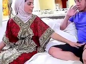 Nadia Ali Pieprzy Arabską Tłumaczkę Rimę Hafeez