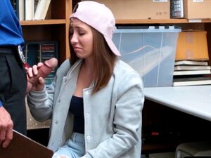 Harter Quickie-Fick Mit Einer Süßen Ladendiebin. Wenn Du Ein Sicherheitsmann In Einem Einkaufszentrum Bist Und Deine Schichten Immer Langweilig Sind, Brauchst Du Nur Einen Harten Quickie-Fick MIT Einer Süßen Süßen Ladendiebin