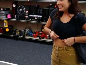 Collegeflicka Visar Sina Stora Tuttar Och Knullas Av En Bonde