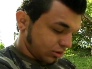 Geile Gespierde Militair Wordt Buiten Geneukt. Spierbundel Homo Zuigt En Likt Zijn Vriend, Legermaatje, Homo En Wordt Geil Met Zijn Maat Die Hard Lul Zuigt. Hardcore Anale Seks Met Een Body Cumshot Op Het Einde