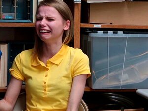 Une Mignonne Voleuse Russe Aux Petits Seins Pleure Et Se Fait Punir. La Blonde Russe Mignonne Voleuse Catarina Petrov Aux Petits Seins Se Fait Attraper Et Punir Par Un Agent De Sécurité Pervers