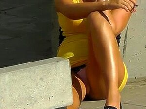 Cigarettglasbyxor Under Hennes Underkjole,