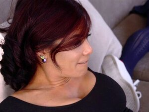 Stepson Får En Heit Blowjob Fra Stemor Mens Hans Jentef. Stepmor Er Mer Enn Glad For å Være Den Som Tilbyr Stesønnen Oppmerksomheten Han Søker. Hun Slikker Kuken Hans Fra Ballene For å Tipse, Runker Kuken Hans Bakfra På Sengen Og Suger Ham Til Og Med Mens